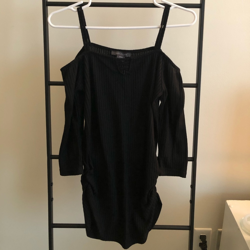 Cold shoulder black top w keyhole